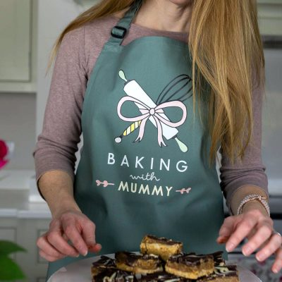 Personalised baking apron (Adult - Sage) is a perfect gift for a keen baker and fully personalisable with a name of your choice