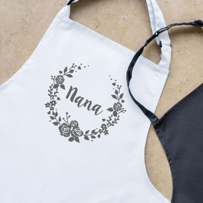 Personalised wreath apron (White) perfect gift for a birthday or christmas