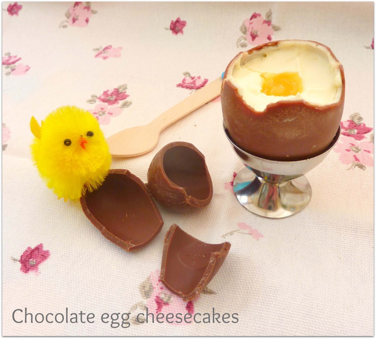 Chocolate egg cheesecakes with Easter chick