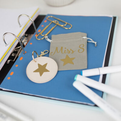 gold star keyring on oyster with gift wrap